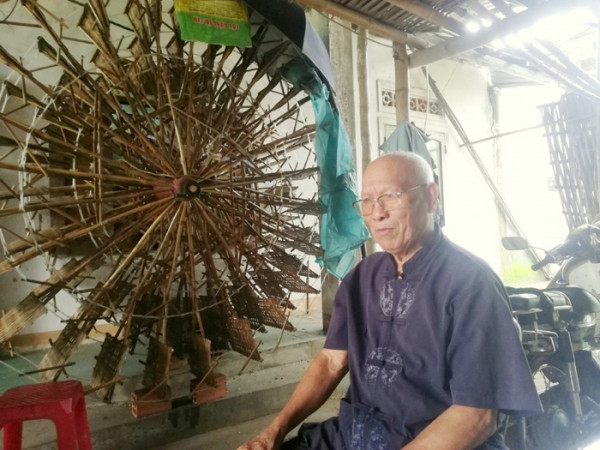 Do làm thủ công nên mỗi bánh xe nước phải mất cả tháng trời để hoàn thiện. Do làm thủ công nên mỗi bánh xe nước phải mất cả tháng trời để hoàn thiện.