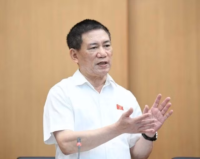 Bộ trưởng Hồ Đức Phớc thảo luận tại tổ chiều 17.6