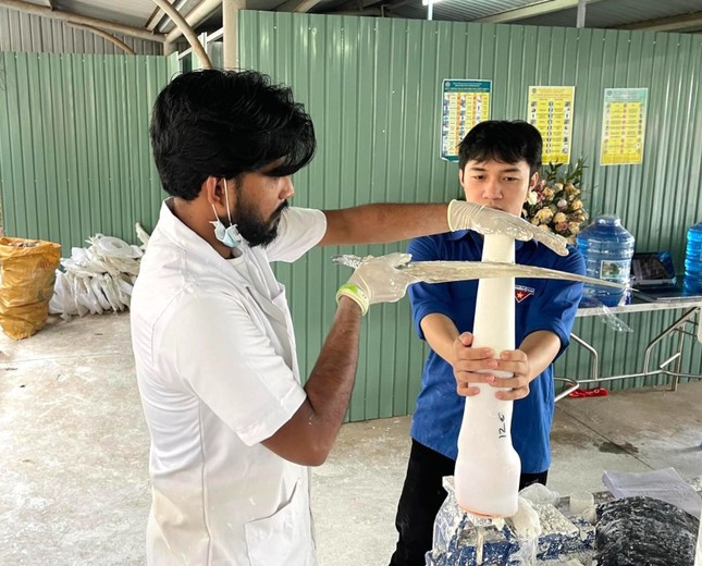 Việt vừa làm phiên dịch viên, vừa hỗ trợ các bác sĩ trong quá trình làm chân, tay giả bằng thạch cao. Việt vừa làm phiên dịch viên, vừa hỗ trợ các bác sĩ trong quá trình làm chân, tay giả bằng thạch cao.