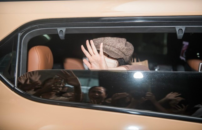 Em gái quốc dân Kim Yoo Jung được fan vây quanh khi đặt chân đến sân bay Nội Bài. Em gái quốc dân Kim Yoo Jung được fan vây quanh khi đặt chân đến sân bay Nội Bài.