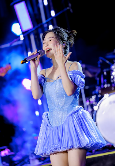 Nữ ca sĩ cho biết quyết định đi Mỹ ngay khi đang ở đỉnh cao sự nghiệp nhờ cảm hứng từ một câu nói của Oprah Winfrey Nữ ca sĩ cho biết quyết định đi Mỹ ngay khi đang ở đỉnh cao sự nghiệp nhờ cảm hứng từ một câu nói của Oprah Winfrey