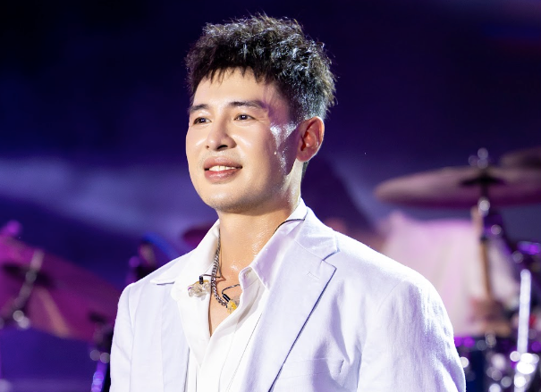 Ca sĩ Hoàng Hải cho hay anh đã chuyển phòng ngủ lên máy bay bởi vì đi diễn nhiều quá Ca sĩ Hoàng Hải cho hay anh đã chuyển phòng ngủ lên máy bay bởi vì đi diễn nhiều quá