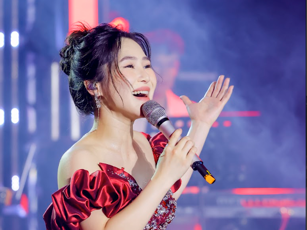 Sau khi trở về Việt Nam, Hương Tràm tích cực tương tác với khán giả Sau khi trở về Việt Nam, Hương Tràm tích cực tương tác với khán giả