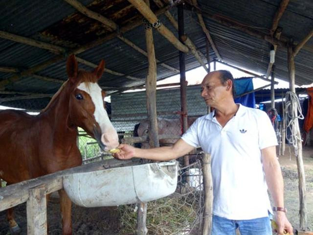 Ông Baudron (khi chưa giải nghệ) và con ngựa yêu của mình.