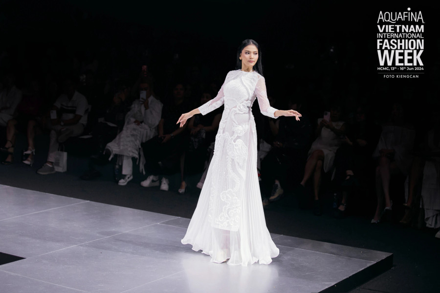 Trình diễn vai trò vedette cho bộ sưu tập của Thủy Nguyễn là Á hậu Trương Thị May. Ở tuổi 36, người đẹp gốc Khmer gây ấn tượng bởi vẻ đẹp sắc sảo, vóc dáng chuẩn. Á hậu sinh năm 1988 còn được nhiều người yêu mến, cô duy trì thói quen ăn chay nhiều năm qua