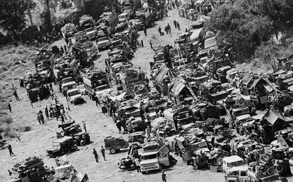 Quân đội Việt Nam Cộng hòa tháo chạy khỏi Tây Nguyên trên đường 7 (ảnh tư liệu). Quân đội Việt Nam Cộng hòa tháo chạy khỏi Tây Nguyên trên đường 7 (ảnh tư liệu).