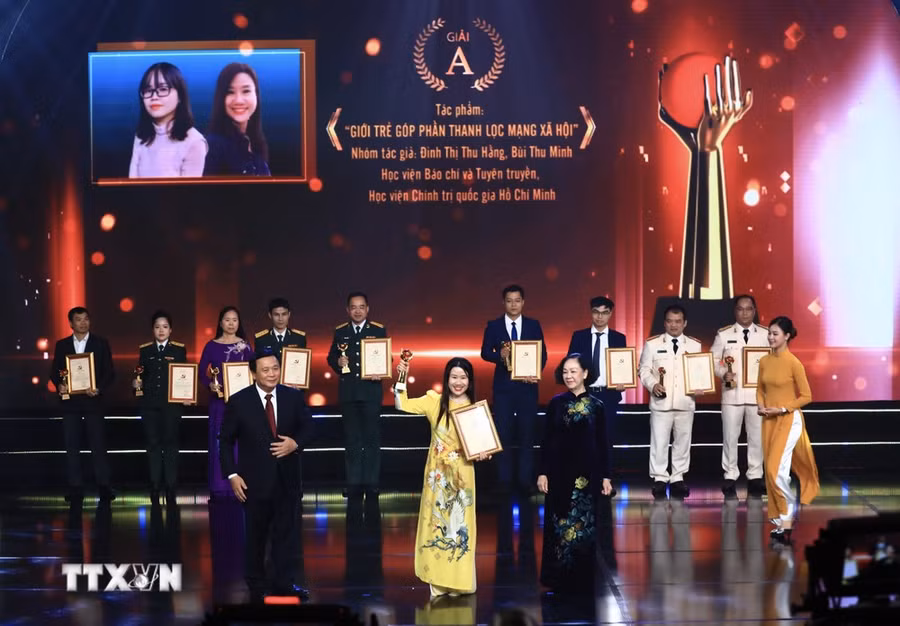 Thường trực Ban Bí thư Trương Thị Mai và Giám đốc Học viện Chính trị Quốc gia Hồ Chí Minh Nguyễn Xuân Thắng trao giải A Cuộc thi Chính luận về bảo vệ nền tảng tư tưởng của Đảng lần thứ 3 năm 2023 cho nhóm tác giả: Đinh Thị Thu Hằng, Bùi Thu Minh (Học viện Báo chí và Tuyên truyền, Học viện Chính trị quốc gia Hồ Chí Minh). (Ảnh: Hoàng Hiếu/TTXVN)