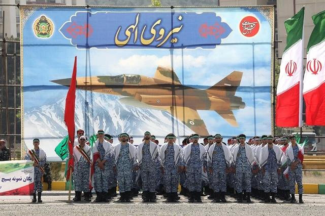 Binh sĩ Iran trong một lễ kỷ niệm thường niên vào ngày 17.4 Binh sĩ Iran trong một lễ kỷ niệm thường niên vào ngày 17.4