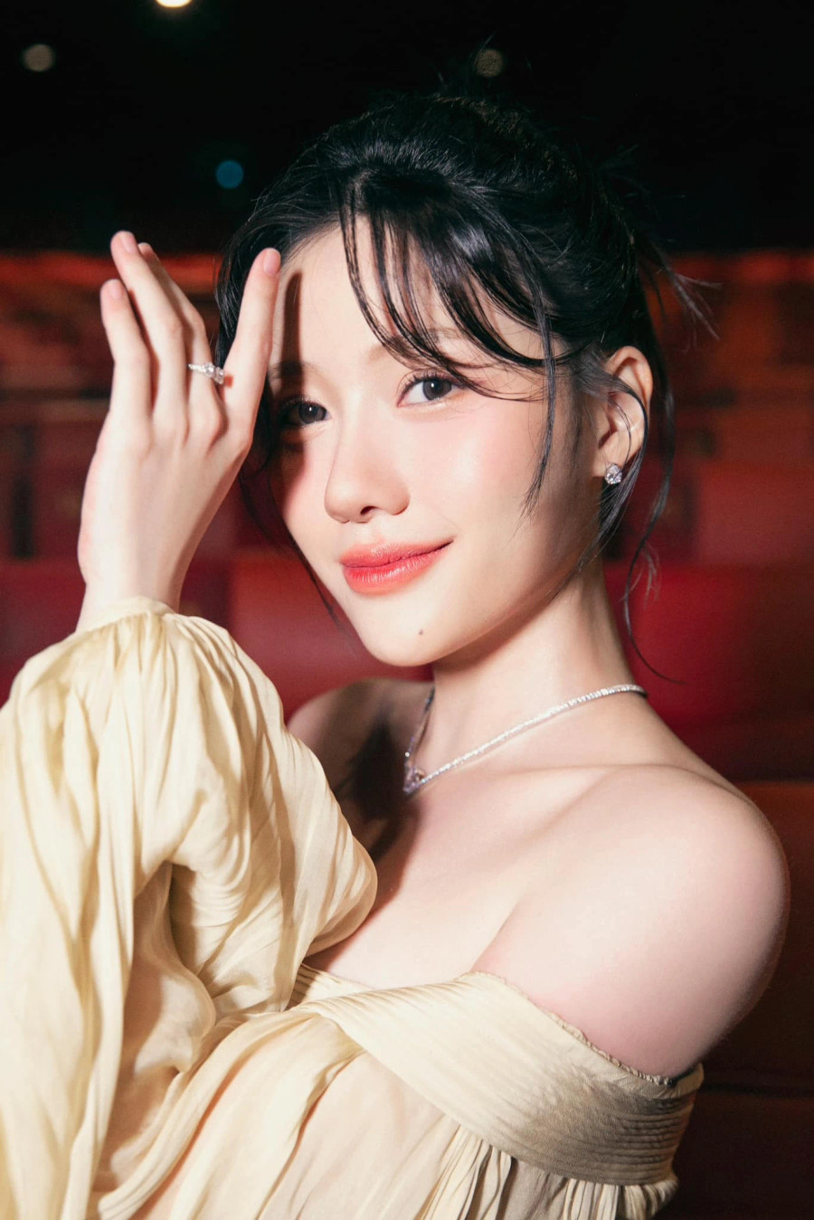 Huỳnh Uyển Ân sinh năm 1999, là em gái út của Trấn Thành. Theo học Trường đại học RMIT nhưng cô lại hướng đến con đường diễn xuất chuyên nghiệp. Nữ diễn viên bắt đầu tham gia nghệ thuật từ năm 19 tuổi qua vai diễn Thiên Thanh trong phim Cô gái đến từ bên kia Huỳnh Uyển Ân sinh năm 1999, là em gái út của Trấn Thành. Theo học Trường đại học RMIT nhưng cô lại hướng đến con đường diễn xuất chuyên nghiệp. Nữ diễn viên bắt đầu tham gia nghệ thuật từ năm 19 tuổi qua vai diễn Thiên Thanh trong phim Cô gái đến từ bên kia