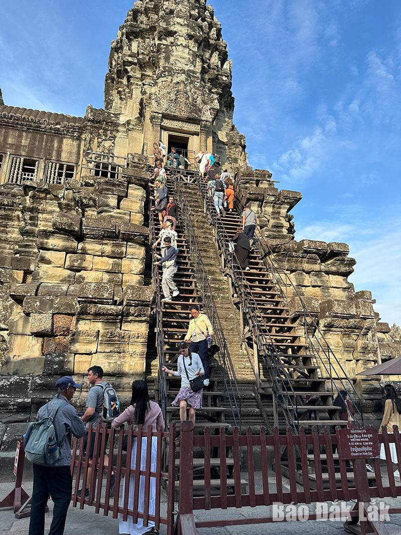 Ngọn tháp cao 65 m ở Angkor Wat được gọi là tầng thiên đàng. Ngọn tháp cao 65 m ở Angkor Wat được gọi là tầng thiên đàng.