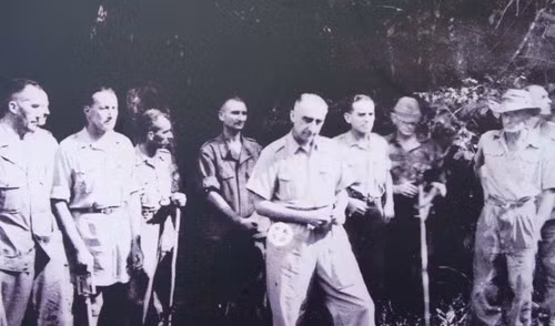 Tướng Đờ Cát và các sĩ quan của mình đầu hàng vô điều kiện. Ảnh tư liệu