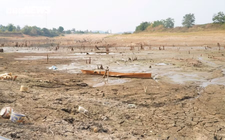 Theo Đài khí tượng thủy văn khu vực Tây Nguyên, do ảnh hưởng El Nino nền nhiệt khu vực mùa khô năm nay tăng cao hơn trung bình nhiều năm. Đồng thời, mùa khô sẽ kéo dài hơn do mùa mưa đến muộn. Đến cuối tháng 4, khu vực Tây Nguyên khả năng sẽ hứng chịu thêm nhiều đợt nắng nóng gay gắt, khô hạn khốc liệt hơn. Đơn vị này khuyến cáo cơ quan chức năng các tỉnh Tây Nguyên cần lên kế hoạch sử dụng nguồn nước chặt chẽ, tưới tiết kiệm và dự phòng đủ nước sản xuất cho tới mùa mưa.