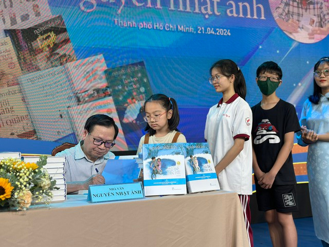 Nhà văn Nguyễn Nhật Ánh ký tặng bạn đọc. Ảnh: Mai Nhật