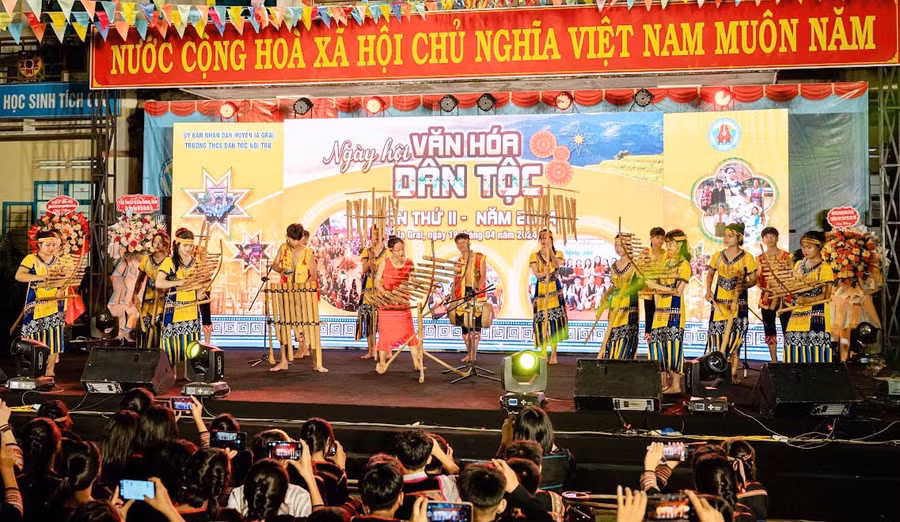 Học sinh hòa tấu nhạc cụ dân tộc trong đêm hội. Ảnh: M.C