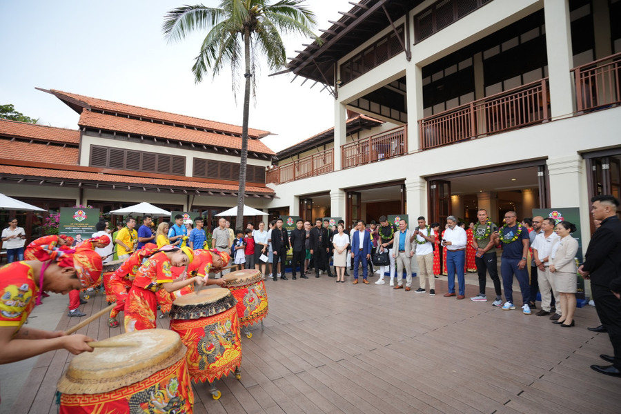 Các khách sạn chủ yếu đón khách quốc tế trong dịp lễ. Đại diện Furama Resort (đường Võ Nguyên Giáp) cho hay công suất buồng phòng trong dịp này khoảng 90%, chủ yếu khách quốc tế. Các khách sạn chủ yếu đón khách quốc tế trong dịp lễ. Đại diện Furama Resort (đường Võ Nguyên Giáp) cho hay công suất buồng phòng trong dịp này khoảng 90%, chủ yếu khách quốc tế.