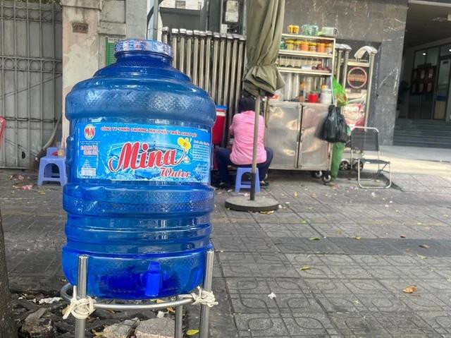 Cô Thanh đã đặt bình nước lọc miễn phí phục vụ bà con hơn chục năm qua Cô Thanh đã đặt bình nước lọc miễn phí phục vụ bà con hơn chục năm qua