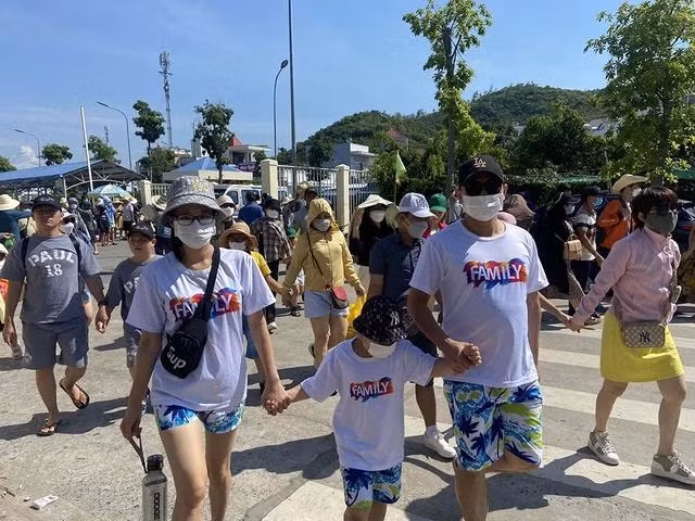 Du khách đến bến tàu du lịch Nha Trang để đi tour biển đảo. Du lịch đường bộ lên ngôi góp phần giữ nhịp thị trường nội địa