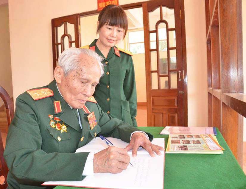 Trung tướng Nguyễn Quốc Thước. Ảnh: V.H Trung tướng Nguyễn Quốc Thước. Ảnh: V.H