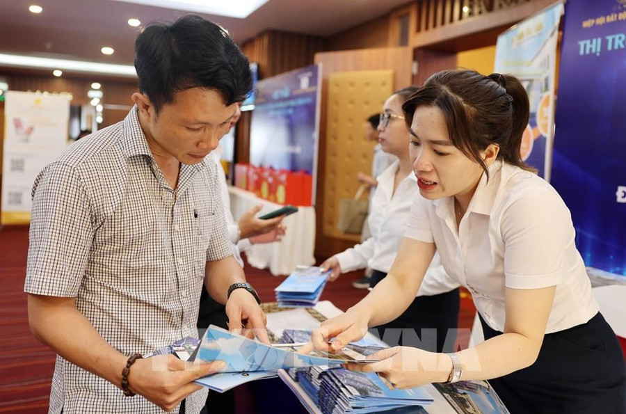 Tìm hiểu về thị trường bất động sản Đắk Lắk, các dự án mới bên lề hội thảo. Ảnh: Hoài Thu – TTXVN