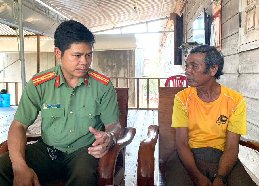 Thiếu tá Trần Xuân Hoàng (bìa trái) tuyên truyền cho người dân về hành vi sai trái của Tin lành Đê ga. Ảnh: R.H Thiếu tá Trần Xuân Hoàng (bìa trái) tuyên truyền cho người dân về hành vi sai trái của Tin lành Đê ga. Ảnh: R.H
