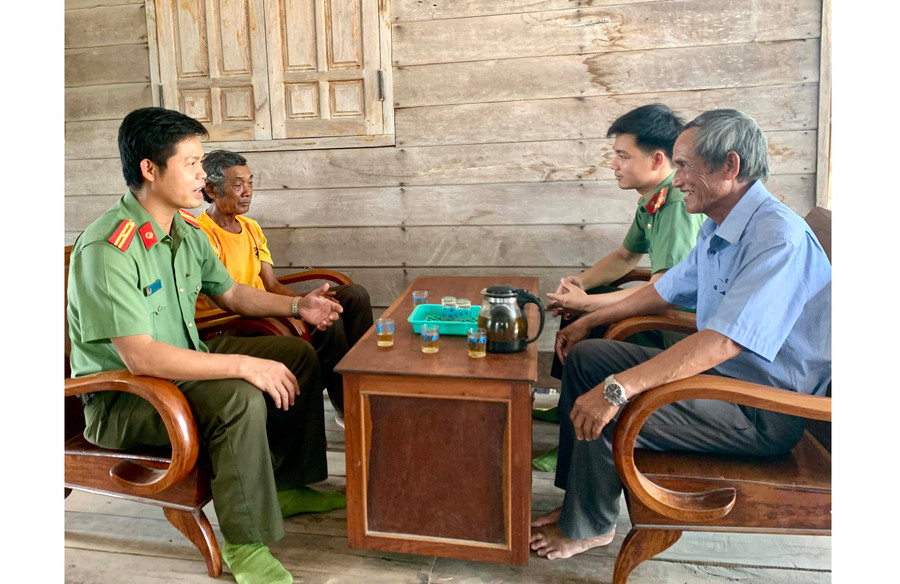 Thiếu tá Trần Xuân Hoàng (bìa trái) thường xuyên tuyên truyền, vận động người dân chấp hành nghiêm các quy định của pháp luật. Ảnh: R.H Thiếu tá Trần Xuân Hoàng (bìa trái) thường xuyên tuyên truyền, vận động người dân chấp hành nghiêm các quy định của pháp luật. Ảnh: R.H