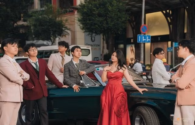 Các thành viên 12C2 muốn hóa thân vào phiên bản thành công của bản thân trong tương lai