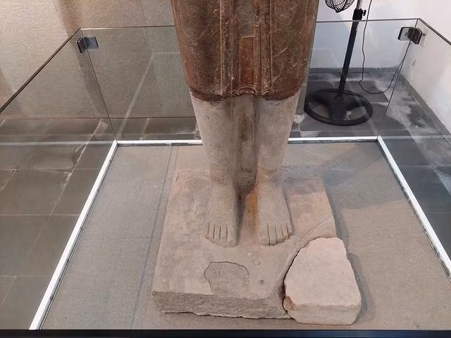 Phần chân gắn liền với đế có màu sắc sáng hơn so với thân tượng Phần chân gắn liền với đế có màu sắc sáng hơn so với thân tượng