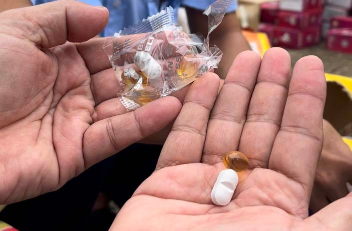 Có những loại được đóng gói sơ sài theo từng túi nilong với 2-3 viên thuốc khác nhau. Ảnh: V.T