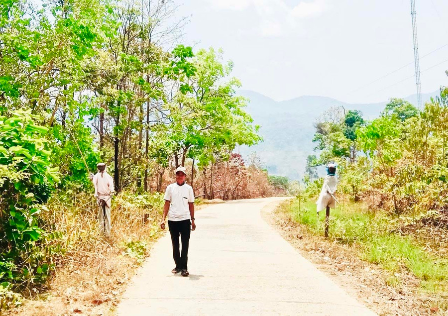 Đường vào làng Lơ Pơ. Ảnh: N.T.D Đường vào làng Lơ Pơ. Ảnh: N.T.D