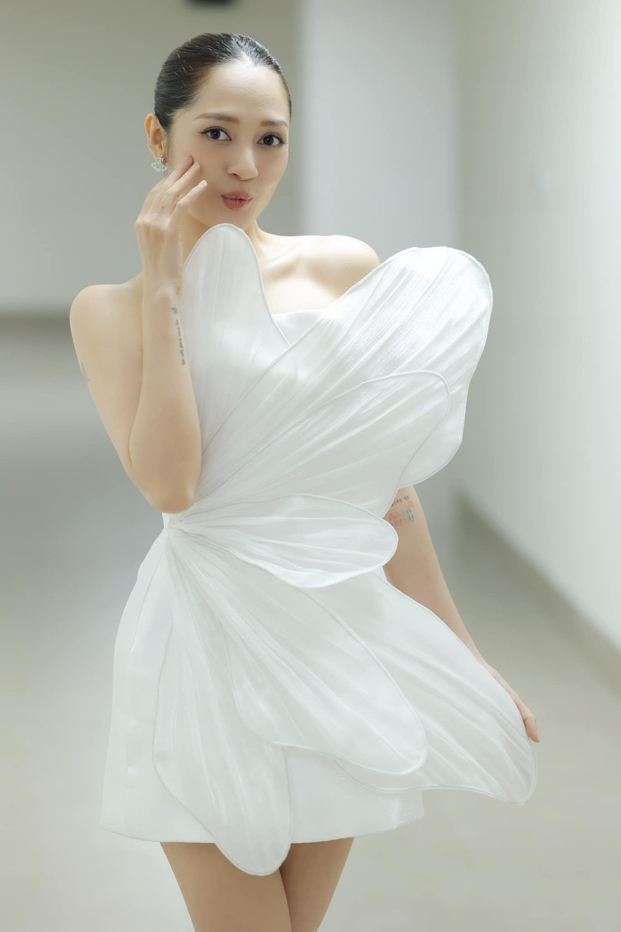 Hồi tháng 6.2023, trong một đêm nhạc, Bảo Anh giải thích lý do ít xuất hiện là để chăm sóc bản thân và kinh doanh. Đồng thời, nữ ca sĩ cũng trả lời khéo léo về tin đồn sinh con: “Sinh em bé thì mọi người có yêu tôi không? Còn không sinh em bé thì mọi người có yêu không? Vậy mọi người cứ tập trung yêu tôi đi. Tôi cảm ơn” Hồi tháng 6.2023, trong một đêm nhạc, Bảo Anh giải thích lý do ít xuất hiện là để chăm sóc bản thân và kinh doanh. Đồng thời, nữ ca sĩ cũng trả lời khéo léo về tin đồn sinh con: “Sinh em bé thì mọi người có yêu tôi không? Còn không sinh em bé thì mọi người có yêu không? Vậy mọi người cứ tập trung yêu tôi đi. Tôi cảm ơn”