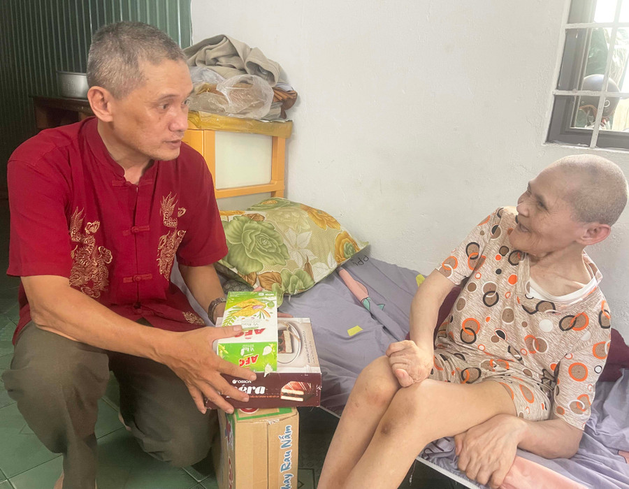 Anh Nghĩa thường xuyên ghé nhà thăm hỏi bà Đào bị tai biến nằm một chỗ. Ảnh: P.D