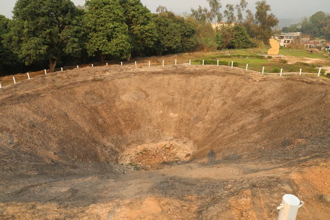 Hố sâu tạo ra bởi khối bộc phá nặng gần 1 tấn được bộ đội ta kích nổ. Hố sâu tạo ra bởi khối bộc phá nặng gần 1 tấn được bộ đội ta kích nổ.