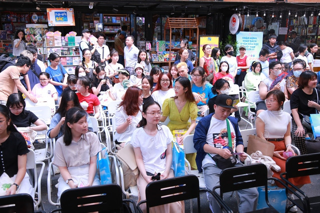 Nhiều bạn đọc tiết lộ có mặt từ sáng sớm vì quá háo hức được gặp tác giả bộ truyện yêu thích. Có những người đã &quot;cắm trại&quot; ở Đường sách TP HCM từ đêm hôm trước. Ảnh: Đức Trung