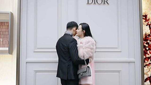 Trước đó, Midu nói lý do chưa công khai danh tính chú rể vì "cần thêm thời gian để hai đứa thu xếp chuyện cá nhân để không ảnh hưởng đến công việc" Trước đó, Midu nói lý do chưa công khai danh tính chú rể vì "cần thêm thời gian để hai đứa thu xếp chuyện cá nhân để không ảnh hưởng đến công việc"