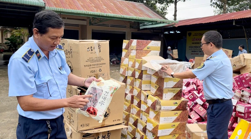 Lực lượng Quản lý thị trường tỉnh chuẩn bị đưa các mặt hàng vi phạm đi tiêu hủy. Ảnh: V.T Lực lượng Quản lý thị trường tỉnh chuẩn bị đưa các mặt hàng vi phạm đi tiêu hủy. Ảnh: V.T