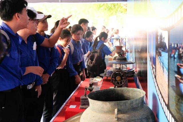 Nhiều học sinh đến tham quan triển lãm Nhiều học sinh đến tham quan triển lãm