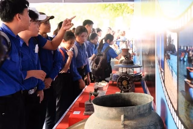 Nhiều học sinh đến tham quan triển lãm