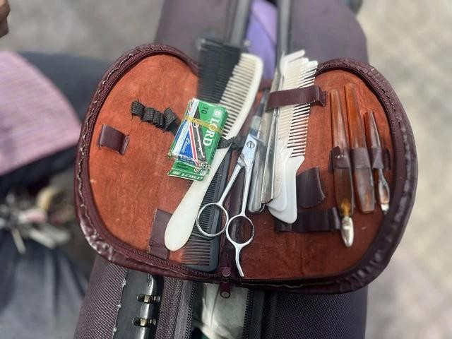 Bộ đồ nghề đơn sơ của ông Hòa, tuy vắng khách nhưng ông vẫn vệ sinh và thay mới lưỡi cạo thường xuyên