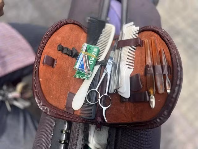 Bộ đồ nghề đơn sơ của ông Hòa, tuy vắng khách nhưng ông vẫn vệ sinh và thay mới lưỡi cạo thường xuyên Bộ đồ nghề đơn sơ của ông Hòa, tuy vắng khách nhưng ông vẫn vệ sinh và thay mới lưỡi cạo thường xuyên