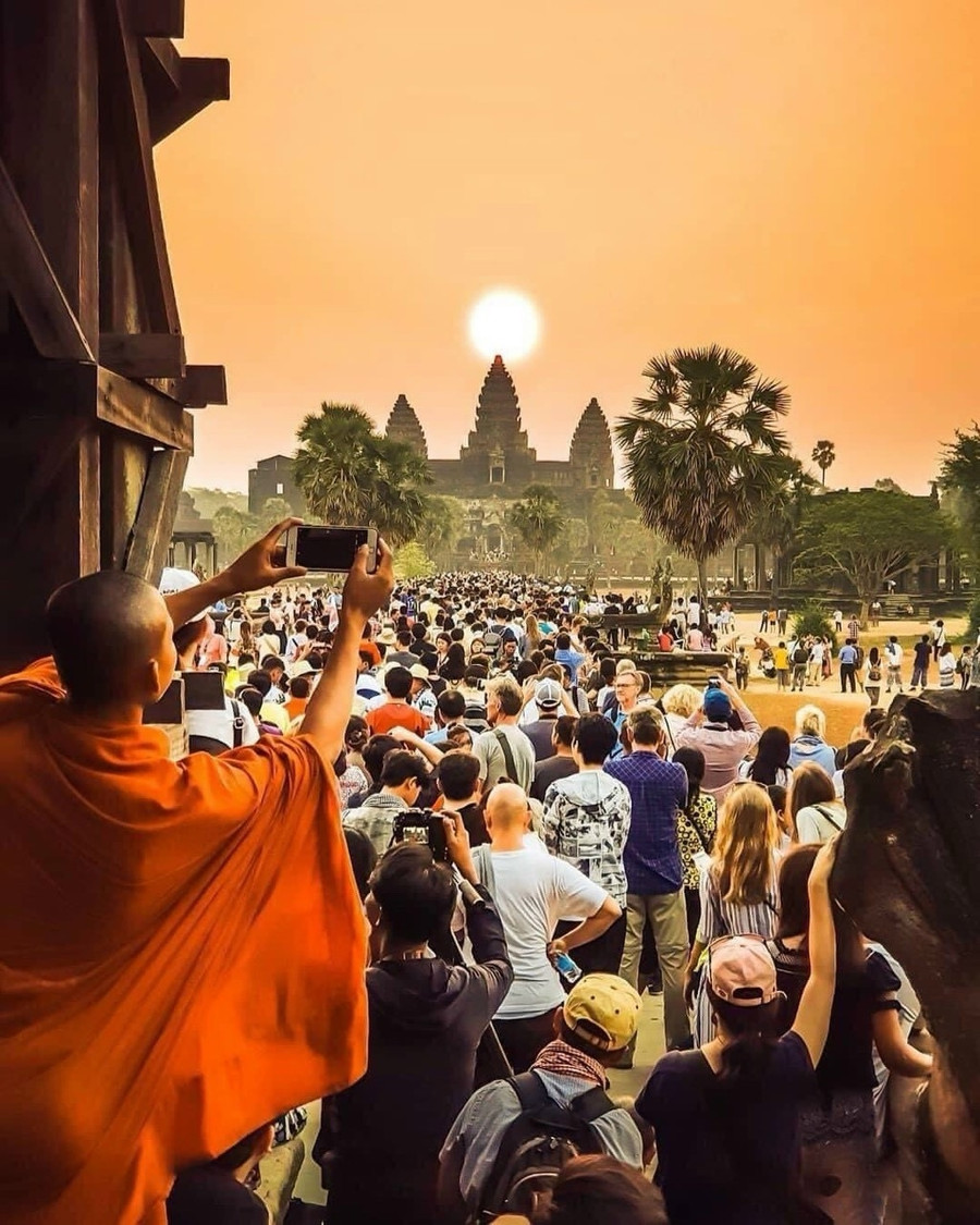 Mỗi năm vào tháng 3 và tháng 9 mặt trời sẽ mọc ngay ngọn tháp cao nhất ở Angkor Wat, thu hút đông đảo du khách đến chiêm ngưỡng cảnh tượng kỳ diệu này. Ảnh: One Nature Tours Mỗi năm vào tháng 3 và tháng 9 mặt trời sẽ mọc ngay ngọn tháp cao nhất ở Angkor Wat, thu hút đông đảo du khách đến chiêm ngưỡng cảnh tượng kỳ diệu này. Ảnh: One Nature Tours