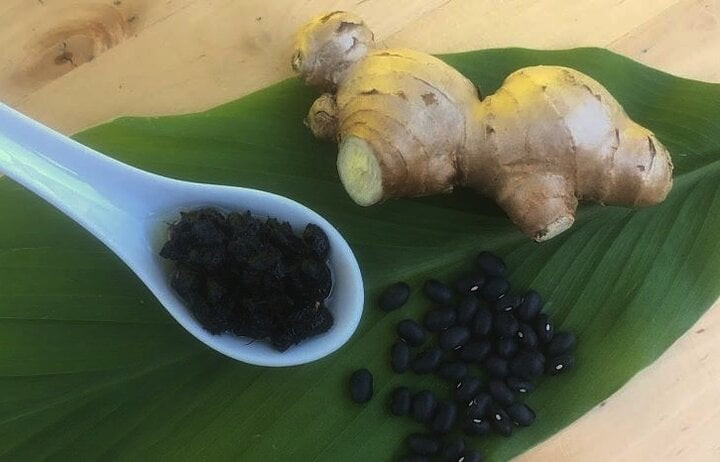 Uống nước đậu đen rang gừng đem lại nhiều lợi ích cho sức khoẻ. (Ảnh minh hoạ)