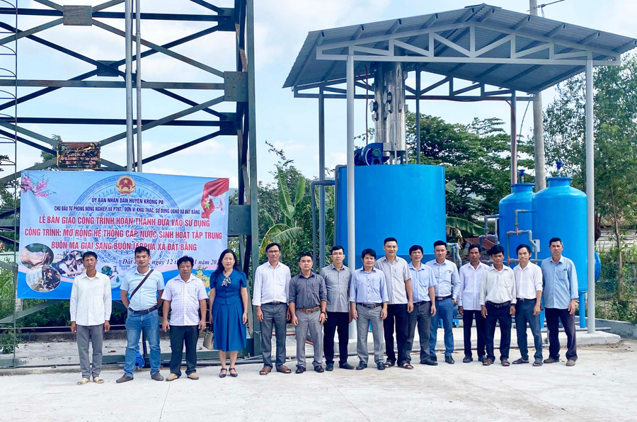 Lễ bàn giao công trình mở rộng hệ thống cấp nước sinh hoạt tập trung buôn Ma Giai sang buôn Ia Rpua (xã Đất Bằng). Ảnh: L.N Lễ bàn giao công trình mở rộng hệ thống cấp nước sinh hoạt tập trung buôn Ma Giai sang buôn Ia Rpua (xã Đất Bằng). Ảnh: L.N