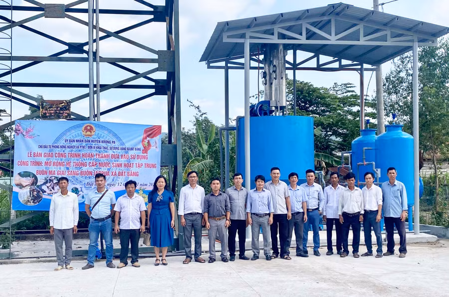 Lễ bàn giao công trình mở rộng hệ thống cấp nước sinh hoạt tập trung buôn Ma Giai sang buôn Ia Rpua (xã Đất Bằng). Ảnh: L.N