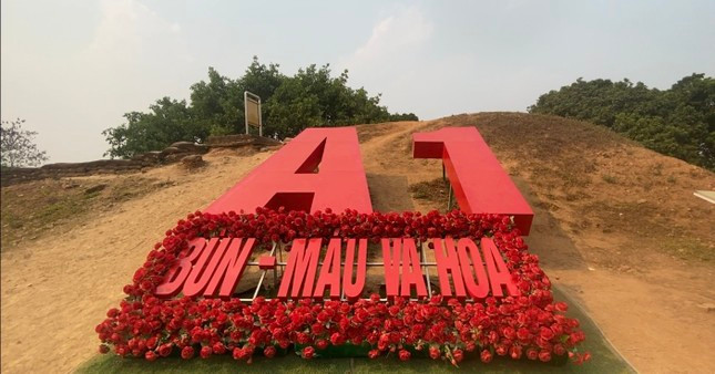 Dòng chữ “A1: Bùn - máu và hoa” được đặt trên đỉnh đồi A1. Dòng chữ “A1: Bùn - máu và hoa” được đặt trên đỉnh đồi A1.