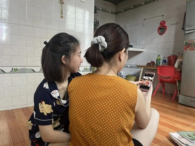 Chị Hòa (bên trái) cũng đã vào TP.HCM sống với chị gái nhiều năm