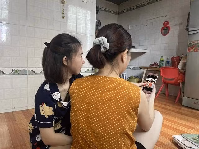 Chị Hòa (bên trái) cũng đã vào TP.HCM sống với chị gái nhiều năm