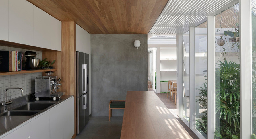 Các bức tường xây thô được hoàn thiện bên trong để bảo vệ các phòng khỏi ánh nắng sáng sớm và chiều muộn.