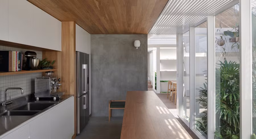 Các bức tường xây thô được hoàn thiện bên trong để bảo vệ các phòng khỏi ánh nắng sáng sớm và chiều muộn. Các bức tường xây thô được hoàn thiện bên trong để bảo vệ các phòng khỏi ánh nắng sáng sớm và chiều muộn.