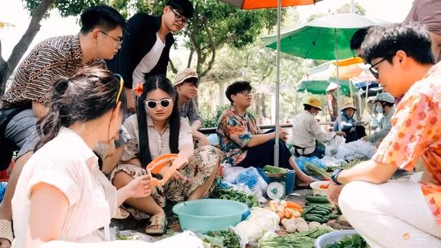 Các thành viên lớp còn diện trang phục theo kiểu của thời "ông bà anh"