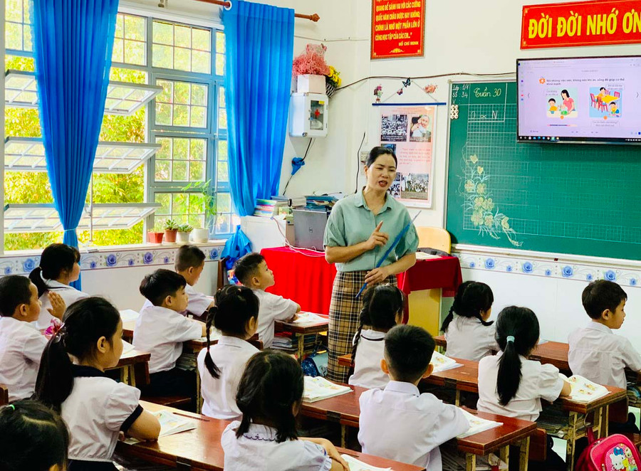 Giáo viên Trường Tiểu học Cù Chính Lan (TP. Pleiku) thường xuyên lồng ghép tuyên truyền về ATTP đến các em học sinh. Ảnh: N.N Giáo viên Trường Tiểu học Cù Chính Lan (TP. Pleiku) thường xuyên lồng ghép tuyên truyền về ATTP đến các em học sinh. Ảnh: N.N